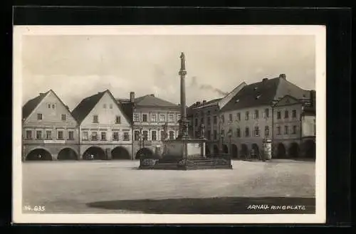 AK Arnau, Ringplatz mit Statue