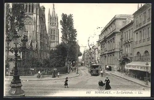 AK Bordeaux, La Cathédrale, Strassenbahn