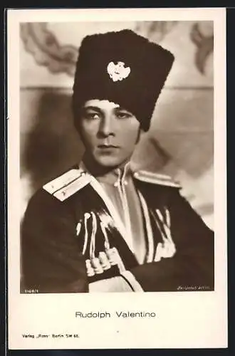 AK Schauspieler Rudolph Valentino im Soldatenkostüm mit erstem Blick