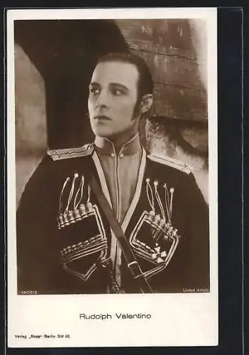 AK Schauspieler Rudolph Valentino in einer golden verzierten Uniform