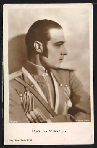 AK Schauspieler Rudolph Valentino in Uniform mit verschränkten Armen