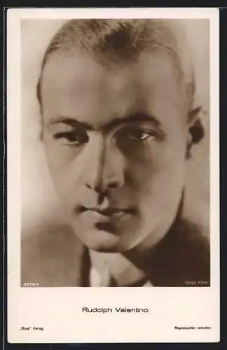 AK Schauspieler Rudolph Valentino, Portrait mit ernstem Blick