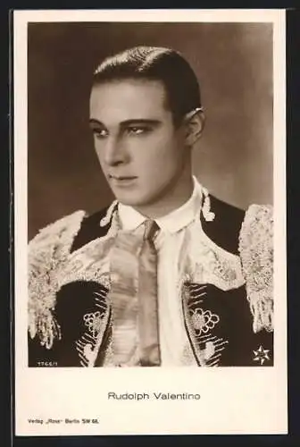 AK Schauspieler Rudolph Valentino im bestickten Anzug zur Seite blickend