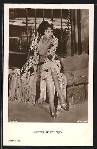 AK Schauspielerin Norma Talmadge im kurzen Kleid