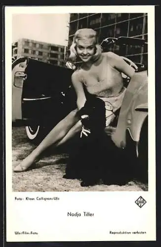 AK Schauspielerin Nadja Tiller im Auto mit Hund