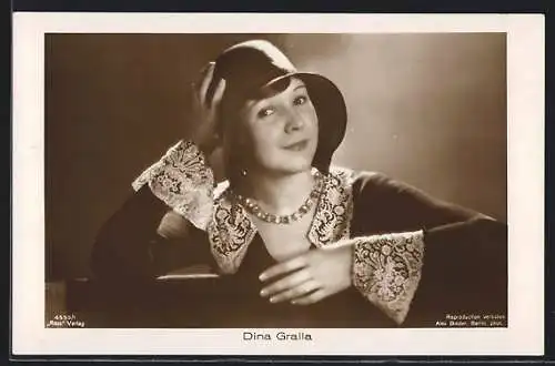 AK Schauspielerin Dina Gralla mit Hut und breiter Halskette am Lächeln