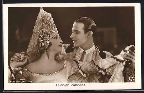 AK Schauspieler Rudolph Valentino tanzend mit einer Frau