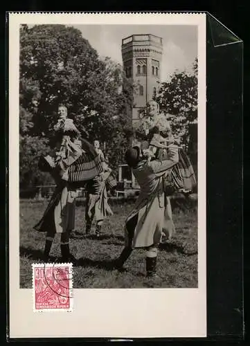 Maximum-AK Tanzende Jugendliche in Tracht