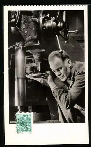 Maximum-AK 10 Jahre DDR, Arbeiter an einer Maschine