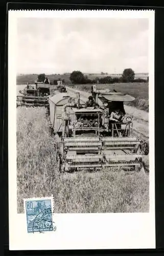 Maximum-AK 10 Jahre DDR, Mähdrescher auf einem Feld