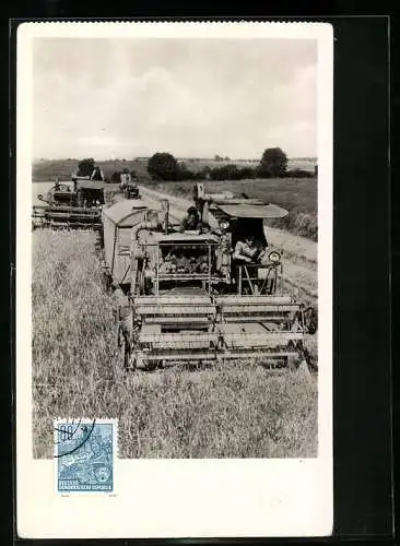Maximum-AK 10 Jahre DDR, Mähdrescher auf einem Feld