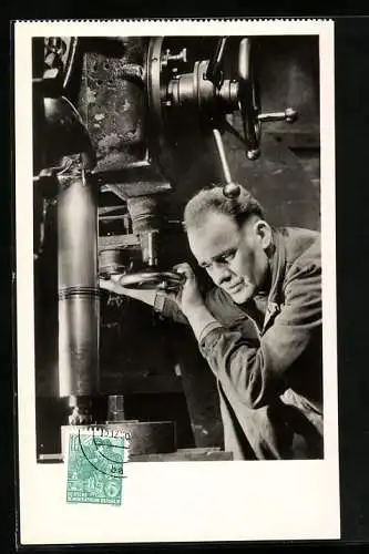 Maximum-AK 10 Jahre DDR, Arbeiter an einer Maschine