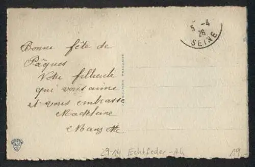 Echtfeder-AK Ein Vogel aus echten Federn an seinem Nest