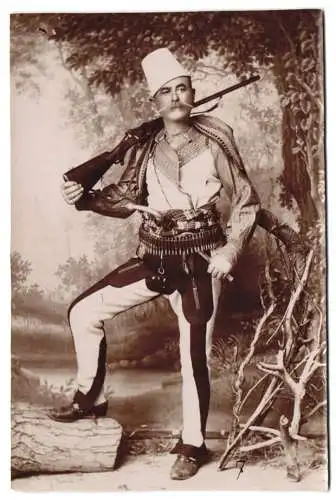 Fotografie Albanien, Albanischer Stammeskämpfer posiert mit Gewehr & Patronengürtel