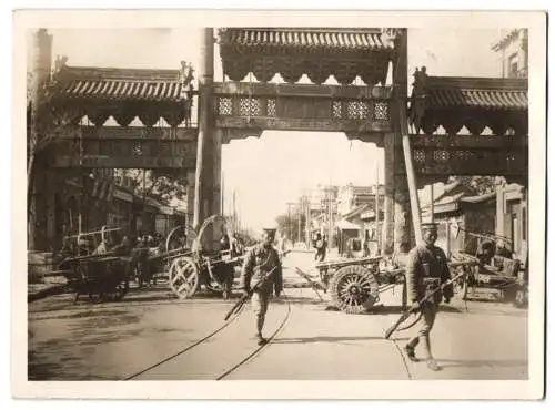 Fotografie H. Wolter, Berlin, Ansicht Shanghai - Schanghai, China, Soldaten räumen eine Strassenlockade nach Aufstand