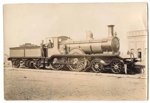 Fotografie britische Eisenbahn, Dampflok Goldsmid, Tender-Lokomotive und Eisenbahner