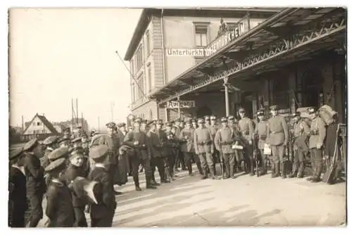 Fotografie Ansicht Untertürkheim, Kraftfahrer-Trupp hat sich am Bahnhof versammelt, 1.WK