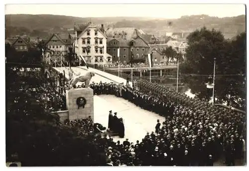 Fotografie unbekannter Fotograf, Ansicht Marburg / Lahn, Einweihung Gefallenen-Denkmal 1930