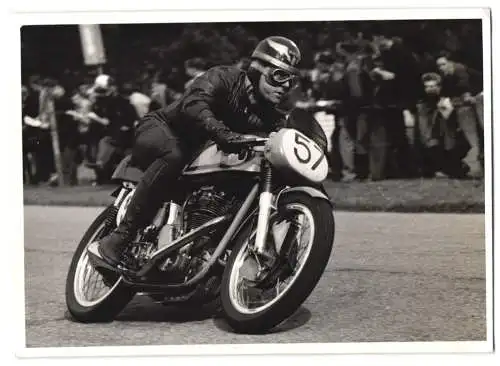 Fotografie Motorrad Norton Manx, Rennfahrer Tony Godfrey im Rennen 1955