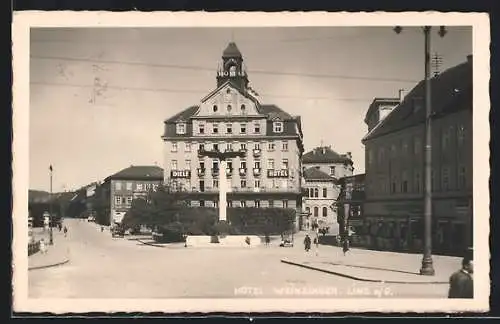 AK Linz a. D., Hotel Weinzinger mit Strassenpartie