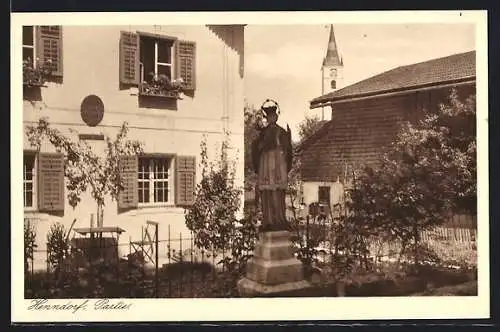 AK Henndorf am Wallersee, Ortspartie mit Heiligenfigur im Garten