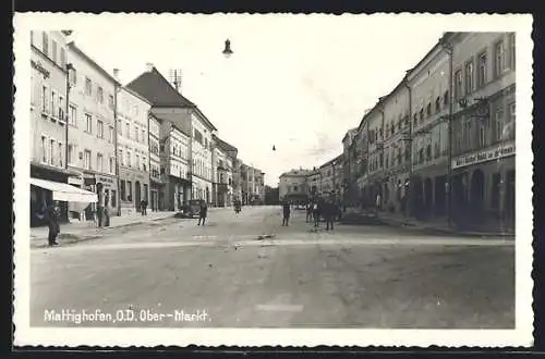 AK Mattighofen, Obermarkt mit Geschäften und Passanten