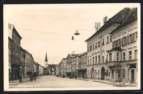 AK Mattighofen /O.Ö., Strassenpartie mit Blick zur Kirche