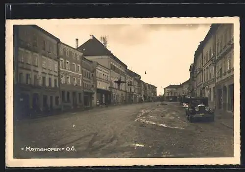 AK Mattighofen /O.Ö., Strassenpartie mit Blick zur Apotheke