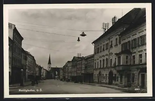 AK Mattighofen /O.Ö., Blick zur Kirche mit kleiner Shell-Tankstelle