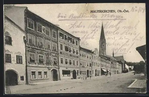 AK Mauerkirchen /Ob.-Öst., Ortspartie an Burgmann`s Gasthof, Blick zur Kirche