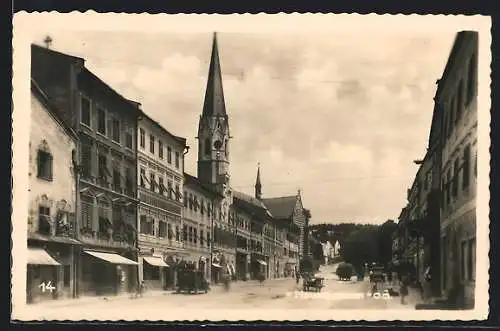 AK Mauerkirchen /O.Ö., Strassenpartie mit Gasthof Schuber, Blick zur Kirche