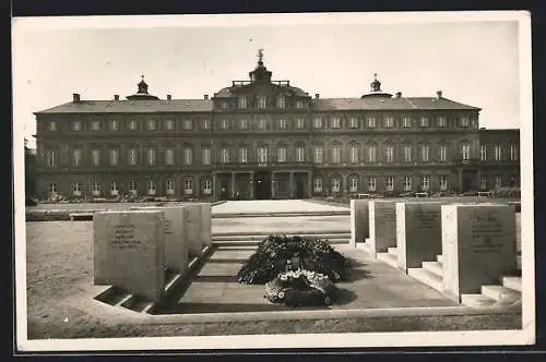 AK Rastatt, Schloss mit Denkmal des Infanterie-Regiments Markgraf Ludwig Wilhelm 3. Bad. Nr. 111