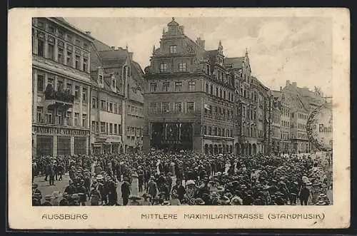 AK Augsburg, Mittlere Maximilianstrasse mit Bayerischer Vereinsbank und Standmusik