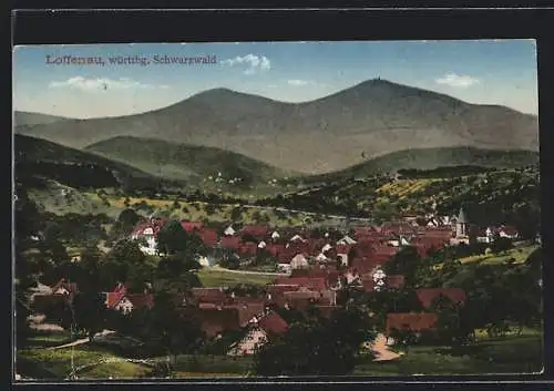 AK Loffenau /württbg. Schwarzwald, Ortsansicht vor Berghintergrund