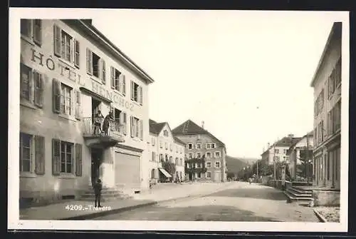 AK Travers, Strassenpartie am Hotel Henchoz