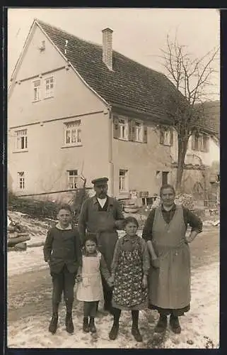 Foto-AK Unterschlechtbach, Gehöft Robert Pöhl, Eigentümerfamilie
