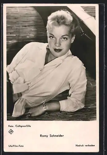AK Schauspielerin Romy Schneider in weisser Bluse