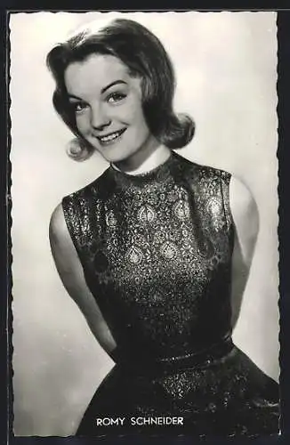 AK Schauspielerin Romy Schneider mit sympathischem Lächeln
