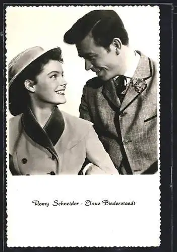 AK Schauspieler Romy Schneider und Claus Biederstaedt blicken sich tief in die Augen