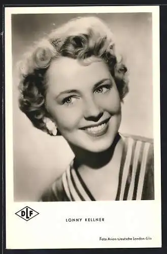 AK Musikerin Lonny Kellner blickt lächelnd in die Ferne