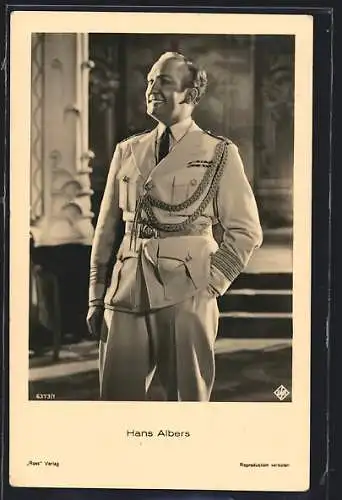 AK Schauspieler Hans Albers in Uniform lächelt kräftig
