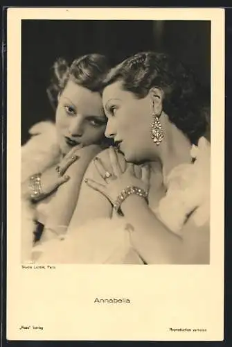 AK Schauspielerin Annabella lehnt sich an einen Spiegel