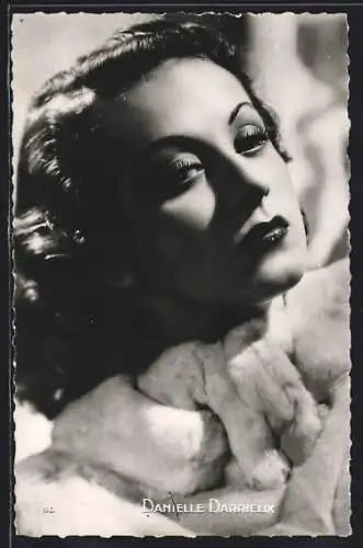 AK Schauspielerin Danielle Darrieux im Kostüm einer Filmrolle