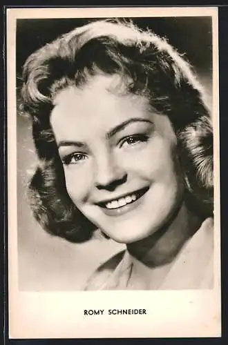 AK Schauspielerin Romy Schneider mit bezauberndem Lächeln