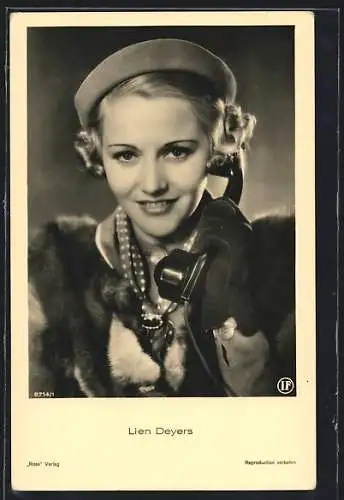 AK Schauspielerin Lien Deryers am Telefon