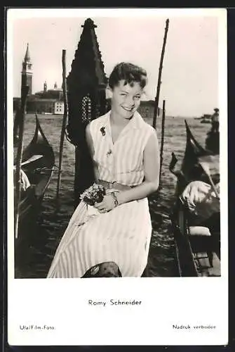 AK Schauspielerin Romy Schneider lächelnd an einer Gondel sitzend