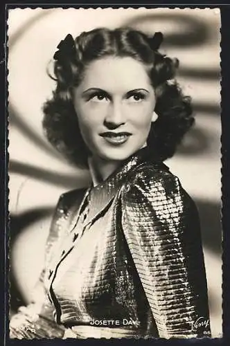 AK Schauspielerin Josette Day mit toller Frisur zur Seite blickend
