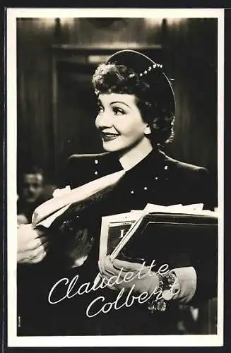 AK Schauspielerin Claudette Colbert mit Zeitungen posierend