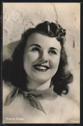 AK Schauspielerin Deanna Durbin lächelt freundlich