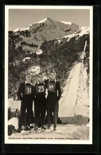 AK Oberstdorf, Int. Ski-Flug-Woche 1950, Skisportler Toni Brutscher, Heini Klopfer & Sepp Weiler vor der Skiflugschanze